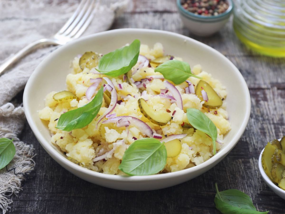 Smashed-Potato-Salat, serviert in einer hÃ¼bschen SchÃ¼ssel.