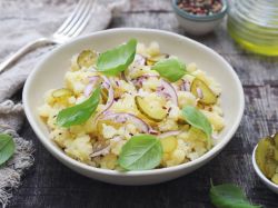 Smashed-Potato-Salat, serviert in einer hübschen Schüssel.