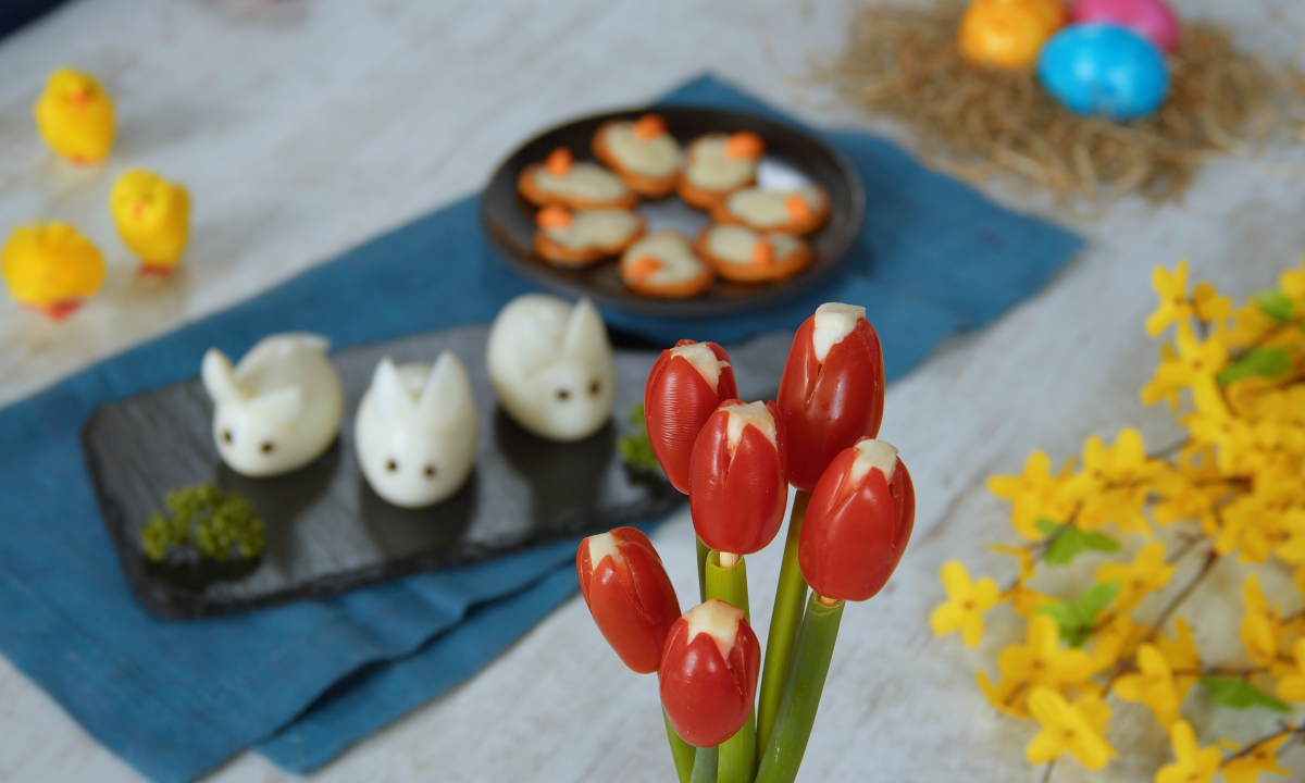 Tomaten-Tulpen im Vordergrund. Im Hintergrund stehen weitere Ostersnacks.