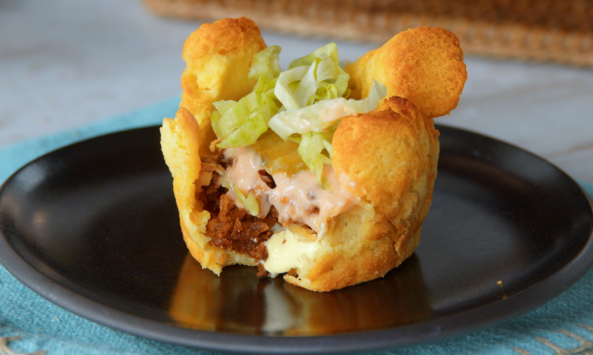 Teller mit Kroketten-Burger-Muffin