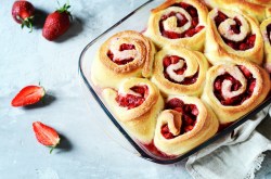 Auflaufform mit Erdbeer-Zimtschnecken.