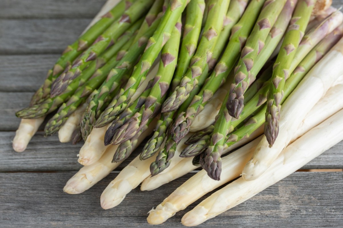 Woran erkennt man frischen Spargel: frischer grüner und weißer Spragel.