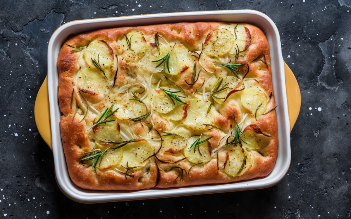 Eine Kartoffel-Focaccia in einer Auflaufform in der Draufsicht.