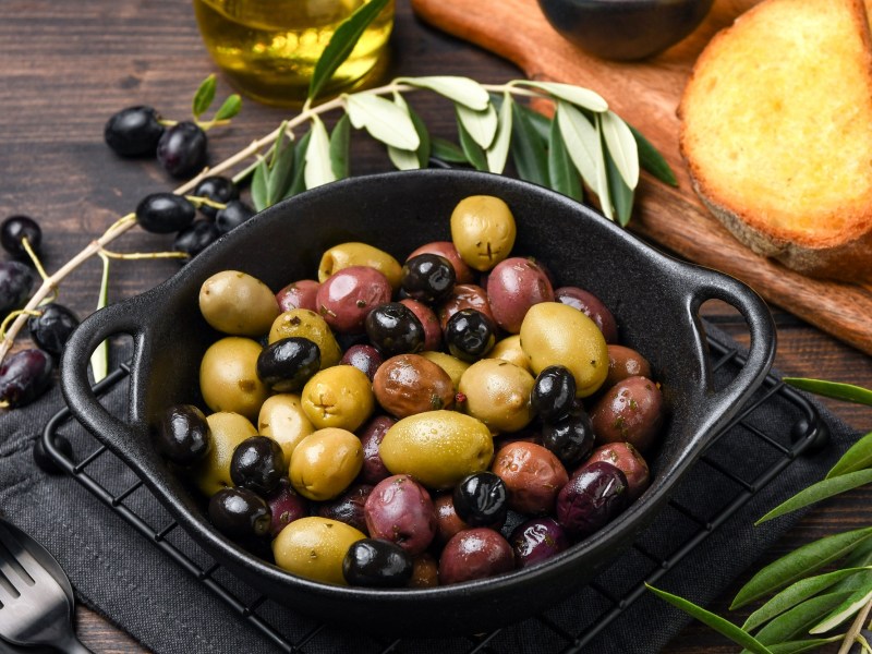 Schale mit grünen und schwarzen Oliven