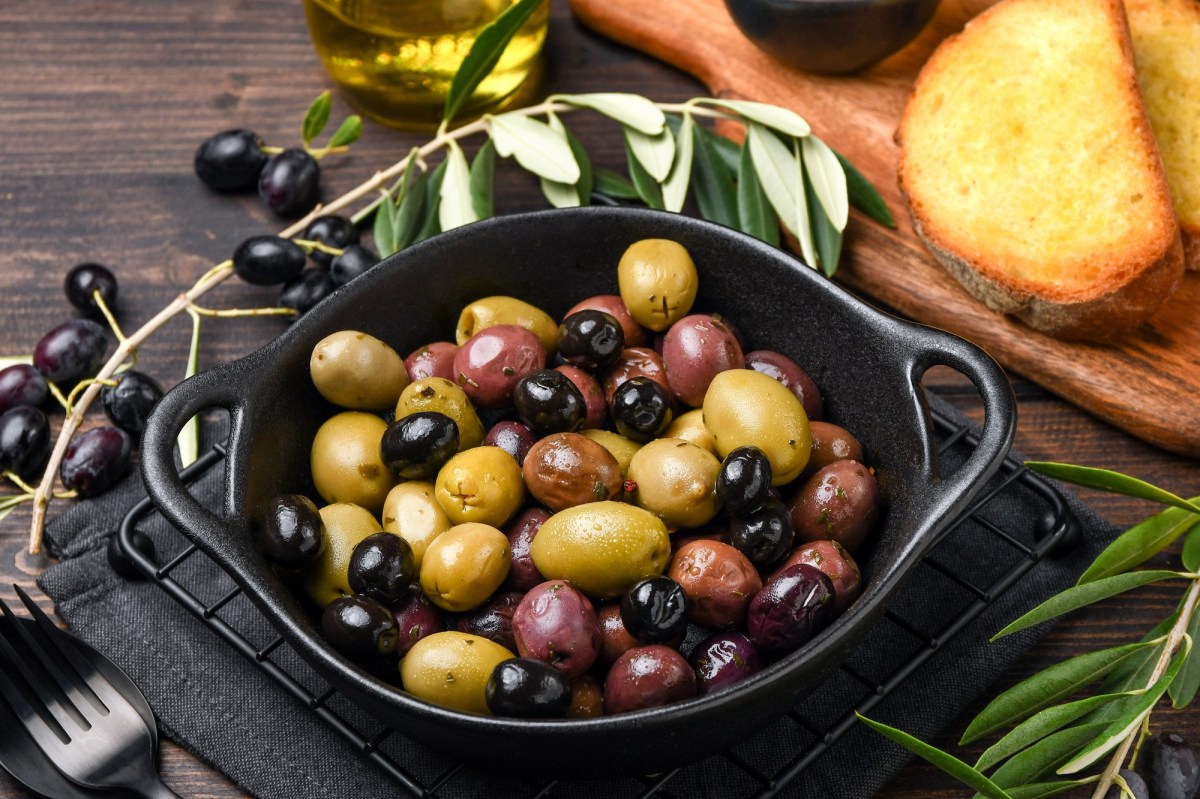 Schale mit grünen und schwarzen Oliven