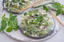 Spargel-Glasnudelsalat auf einem Teller.