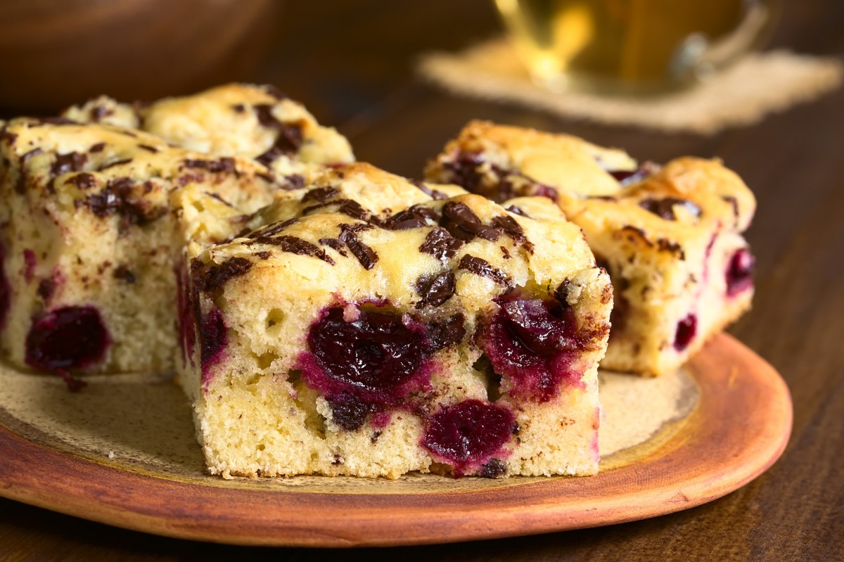 Blondies mit Kirschen auf einem Teller.