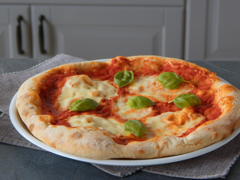 Original italienische Pizza auf einem Teller.