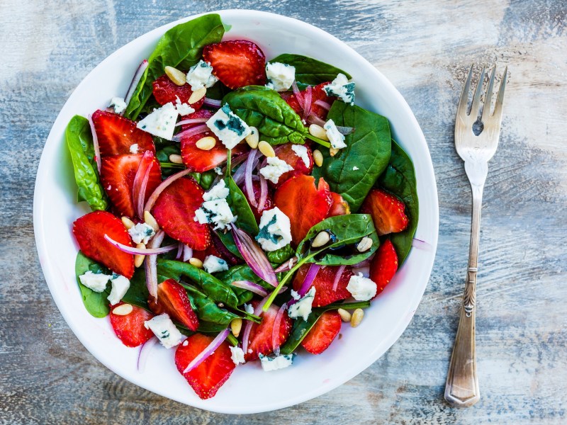 Erdbeer-Spinat-Salat mit Blauschimmelkäse in einer Schüssel