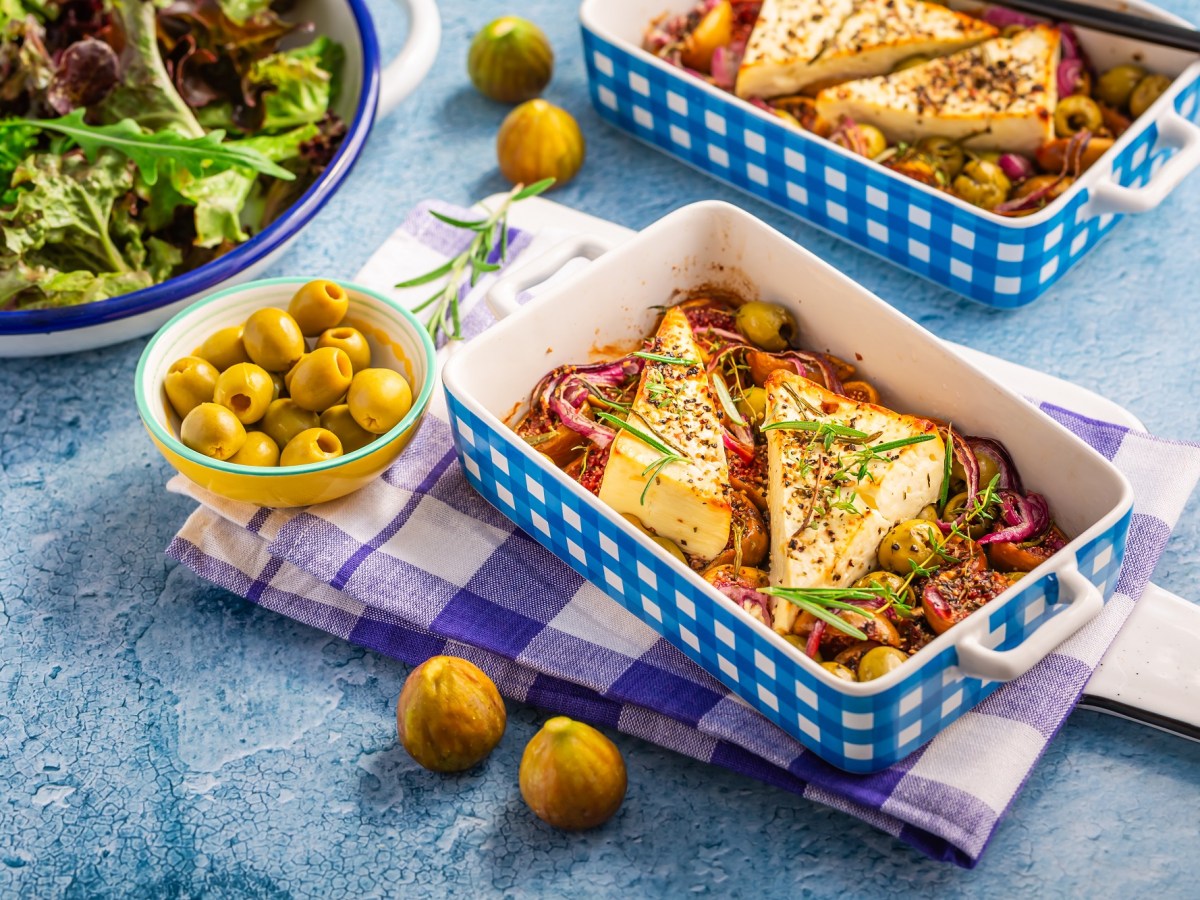 Gebackener Feta mit Oliven: Dieses Ofengericht schmeckt nach Urlaub