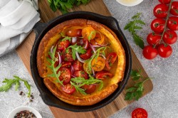 Herzhafte Ofenpfannkuchen mit Tomaten.