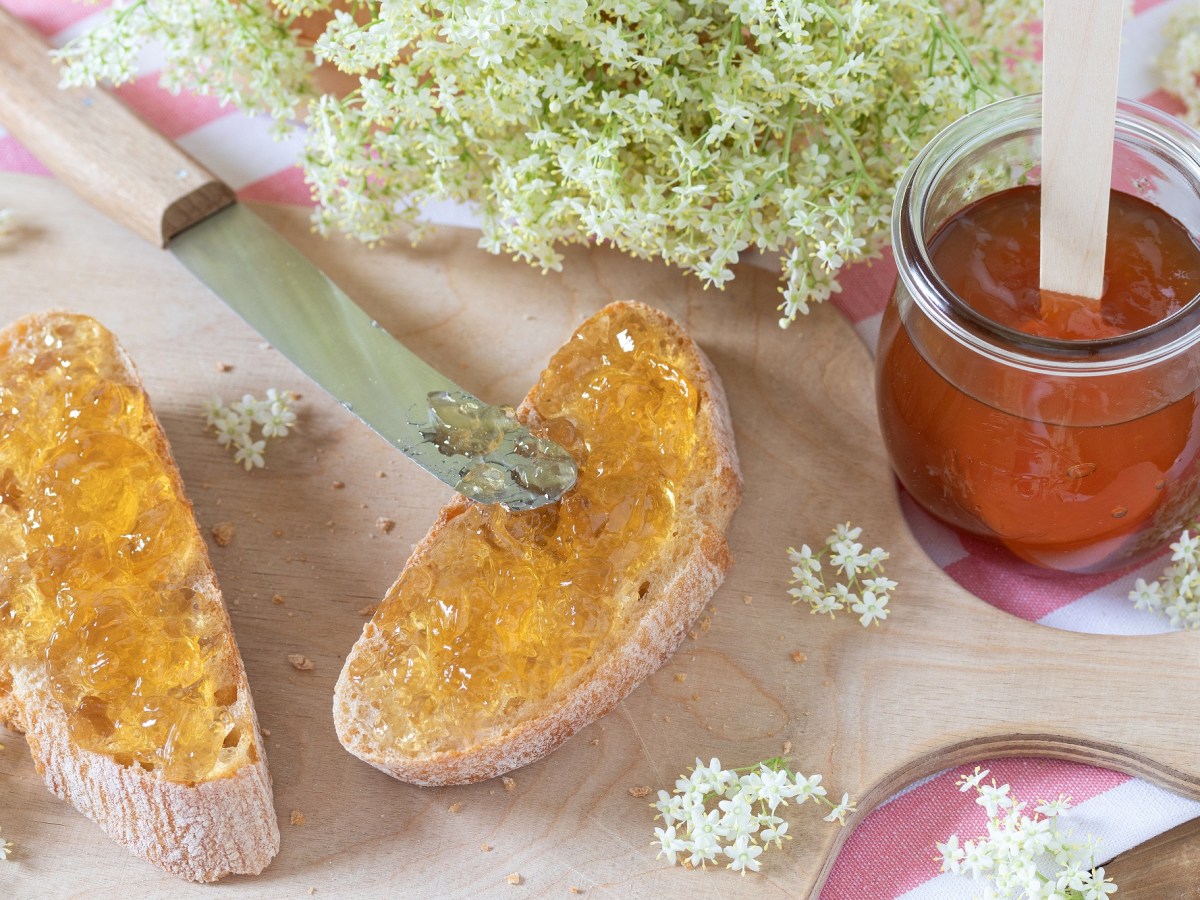 Süßer Genuss für dein Frühstücks-Brötchen: Holunderblüten-Gelee
