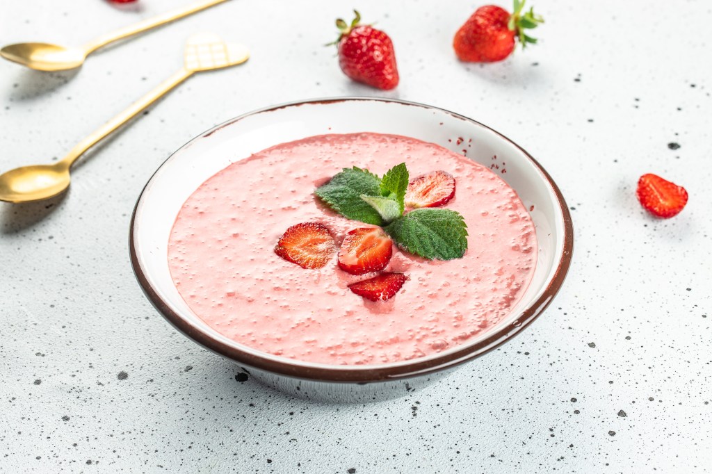 Kalte Erdbeersuppe für warme Tage: einfaches Rezept mit Joghurt