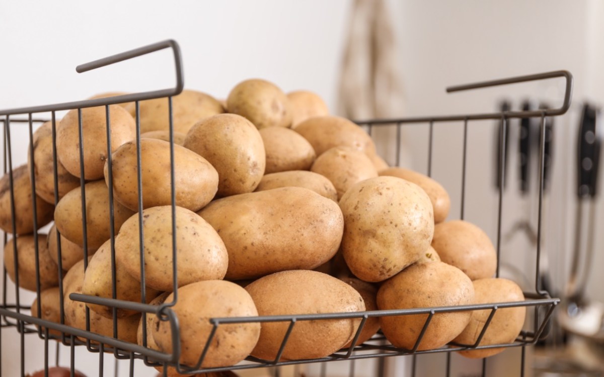 Kartoffeln werden in einem Korb gelagert.
