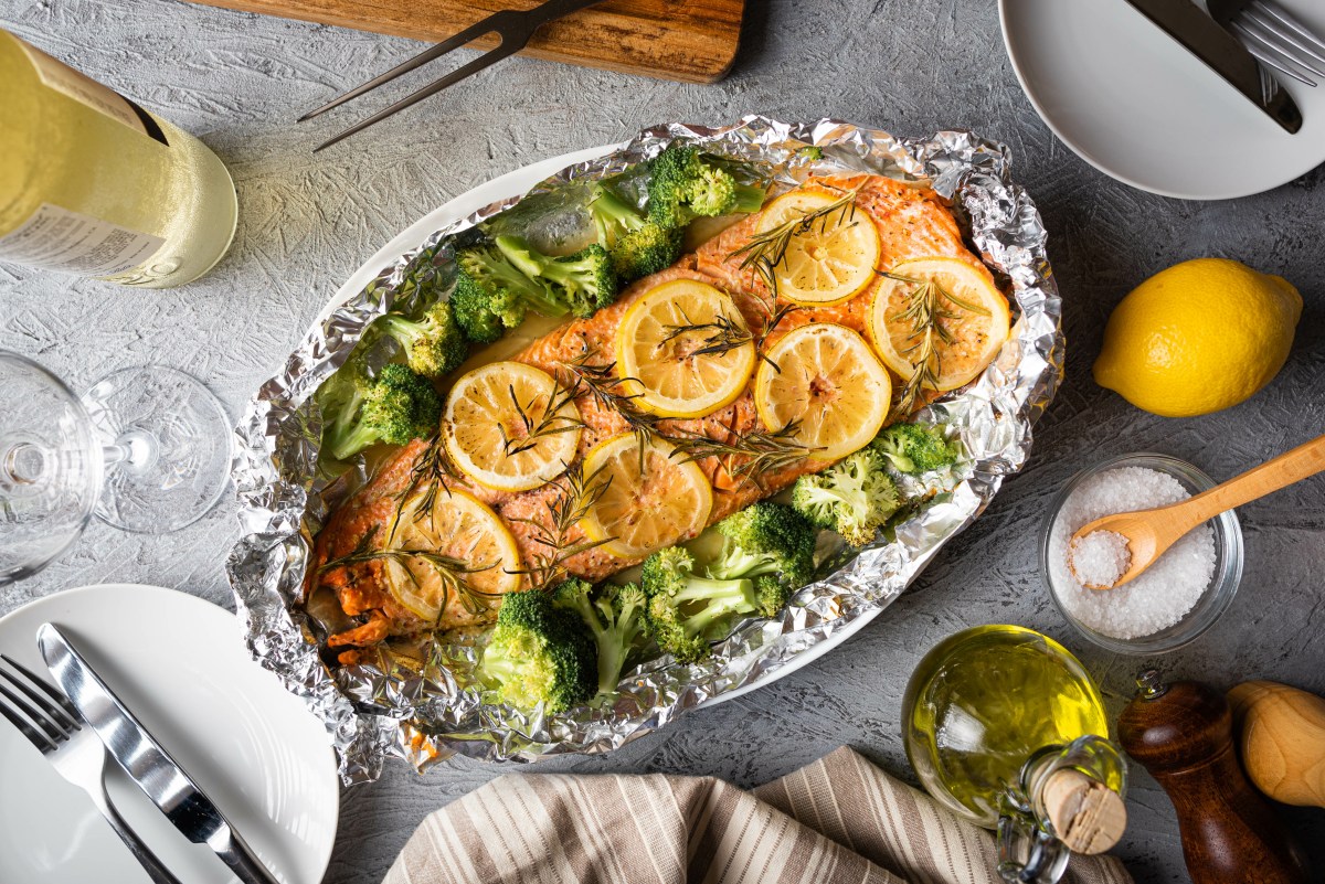 Lachs aus dem Ofen mit Brokkoli.