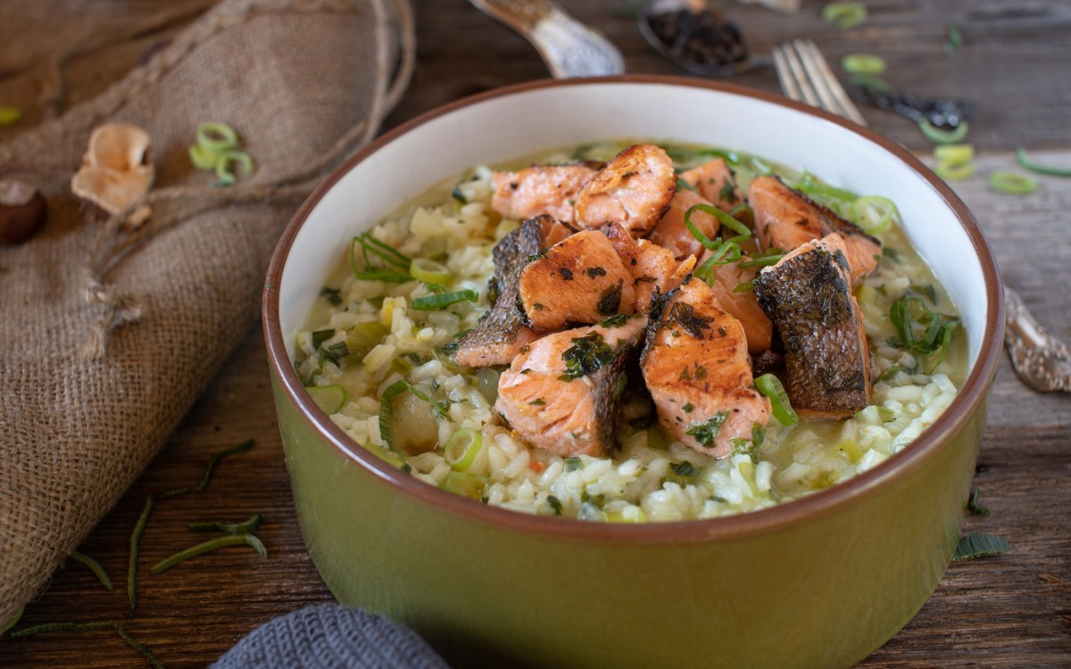 Ein tiefer Teller mit Lachs-Risotto.