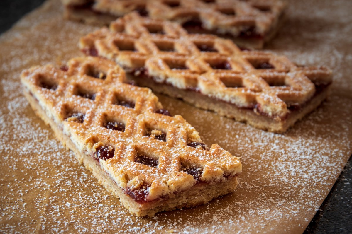 Ein paar Stücke Linzer Torte auf einem Blech.