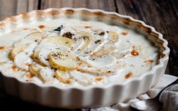 Ein Mairübchen-Gratin in einer runden Tarte-Form.