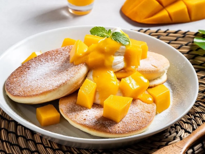 Teller mit Mango-Pancakes