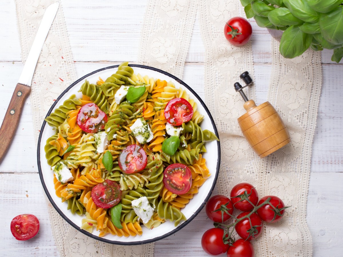 SchÃ¼ssel mit mediterranem Nudelsalat mit Pesto.