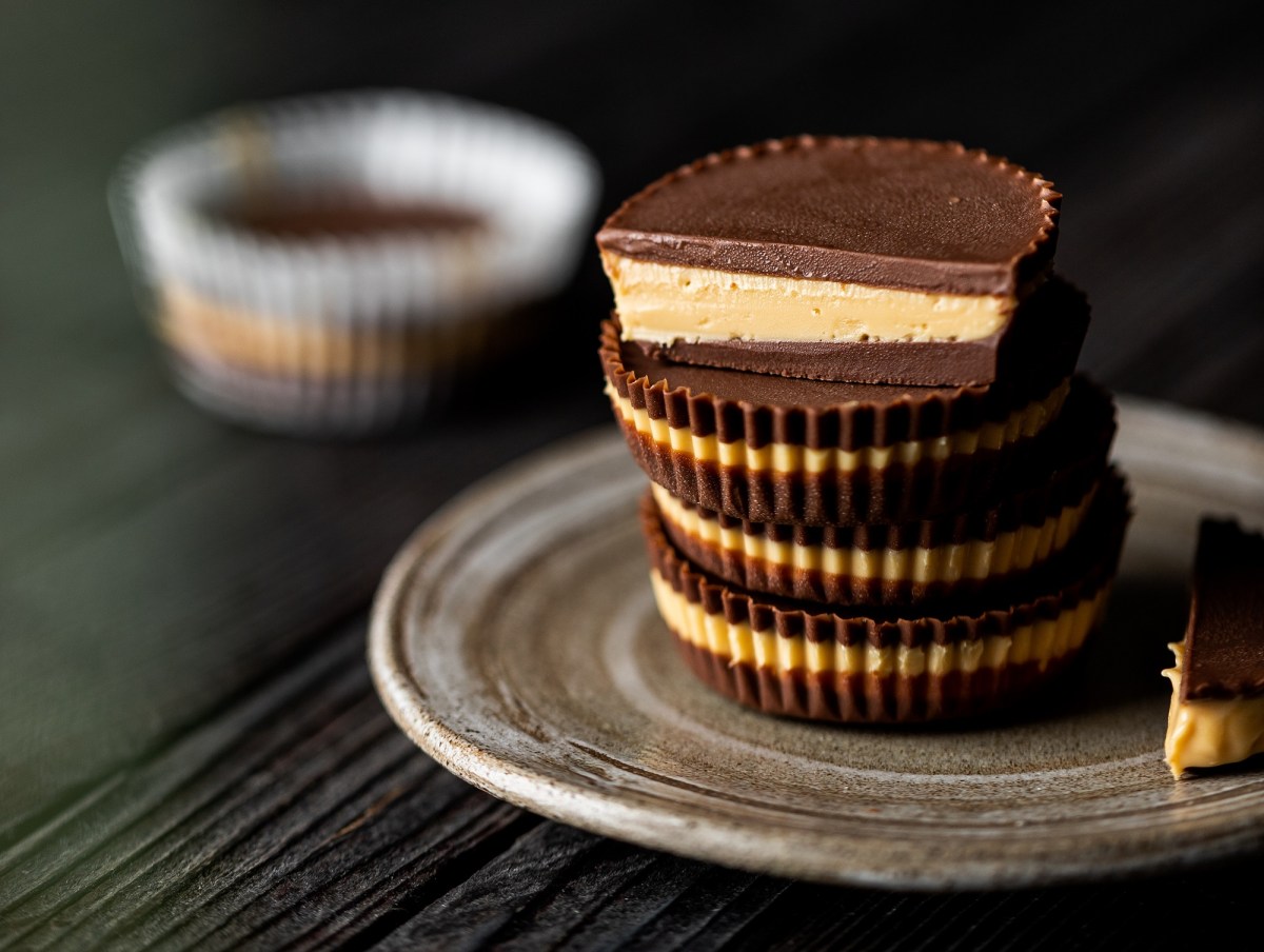 Peanut Butter Cups selber machen: Ein Stapel Erdnuss-Cups auf einem Metallteller