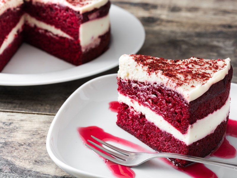 Ein Stück Red Velvet Kuchen.