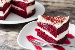 Ein Stück Red Velvet Kuchen.