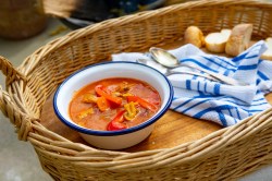 Weidenkorb mit einer Schale Schaschlik-Topf und Baguette.