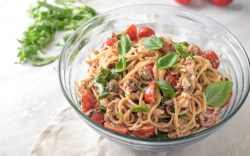 Ein Schüssel Spaghettisalat mit cremigem Dressing in der Draufsicht.