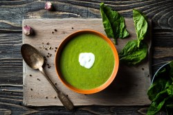 Eine Schüssel Spinatsuppe mit Crème fraîche.