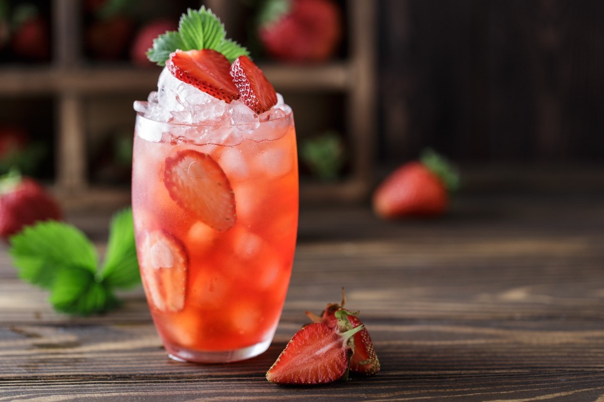 Ein Glas Strawberry Colada mit frischen Erdbeeren.