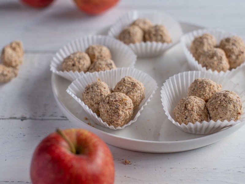 Snacken ohne Reue: So einfach zauberst du Apfel-Energy-Balls