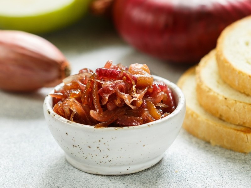 Apfel-Zwiebel-Marmelade auf weißem Tisch