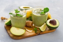 Zwei Gläser mit Avocado-Apfel-Smoothie.