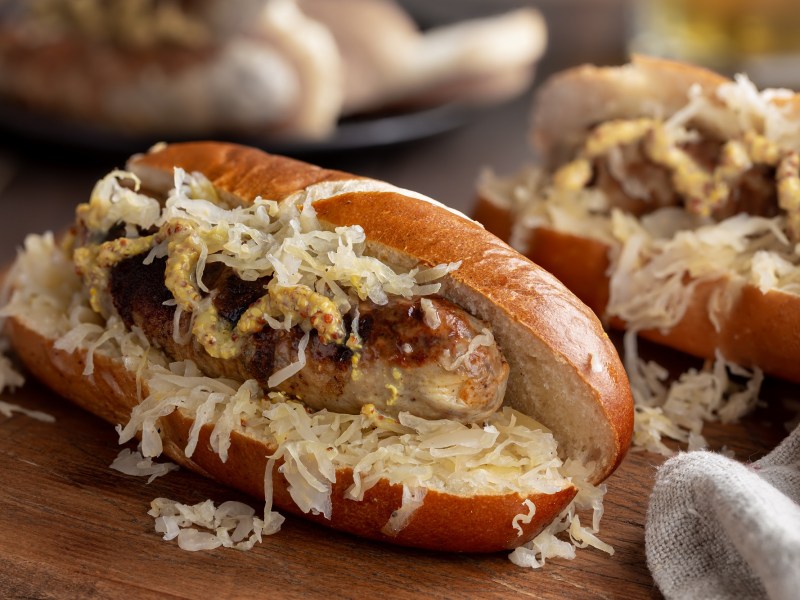 Zwei Bratwurst-Hotdogs auf einem Tisch
