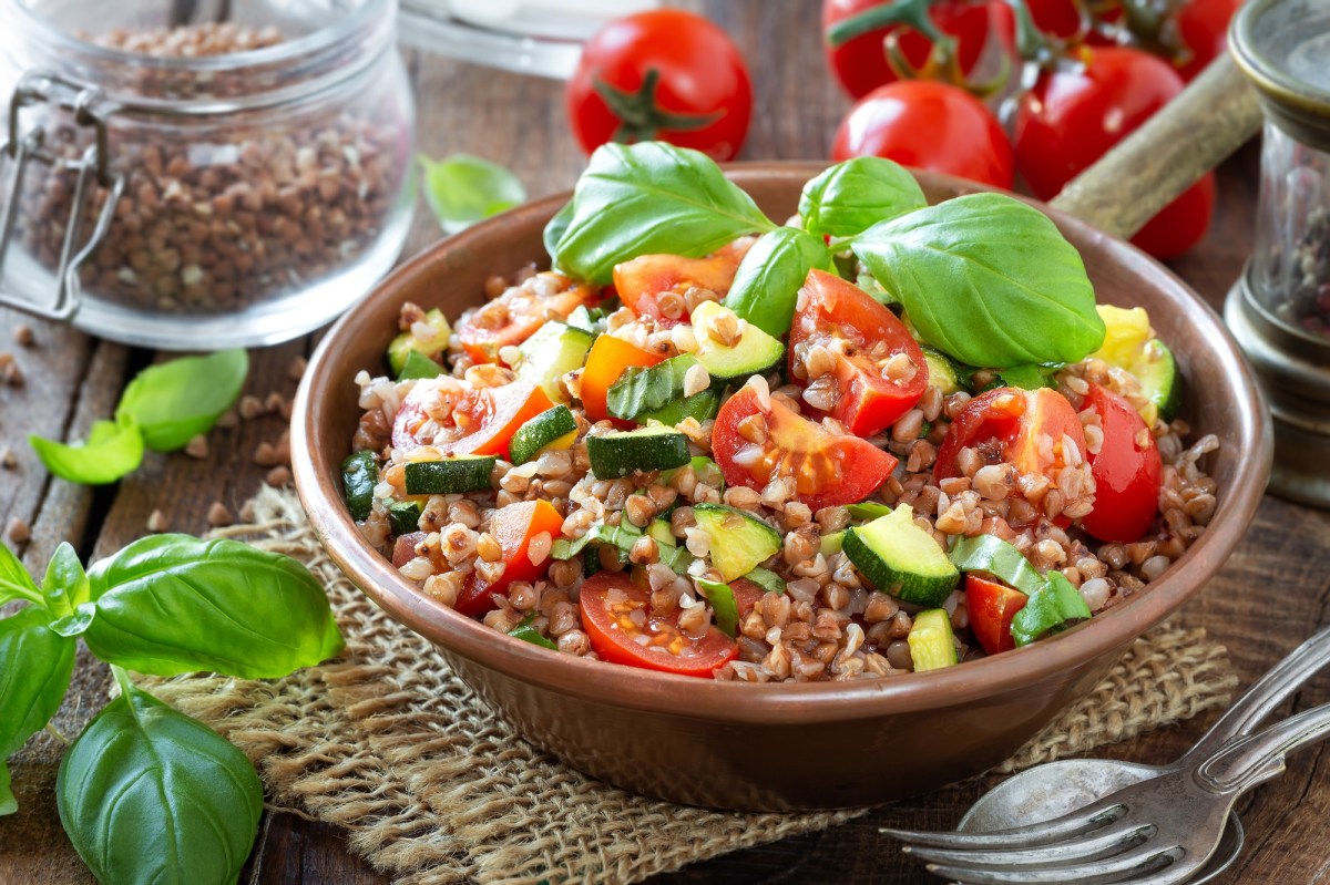 Buchweizensalat mit Zucchini und Tomaten in einer Schüssel.