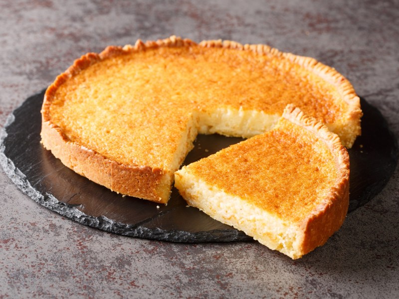 Buttermilch-Pie auf einer Tortenplatte