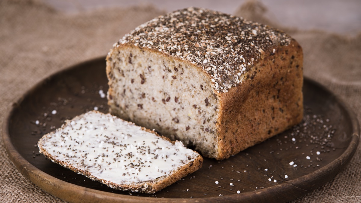 Chia-Brot auf braunem Brett.