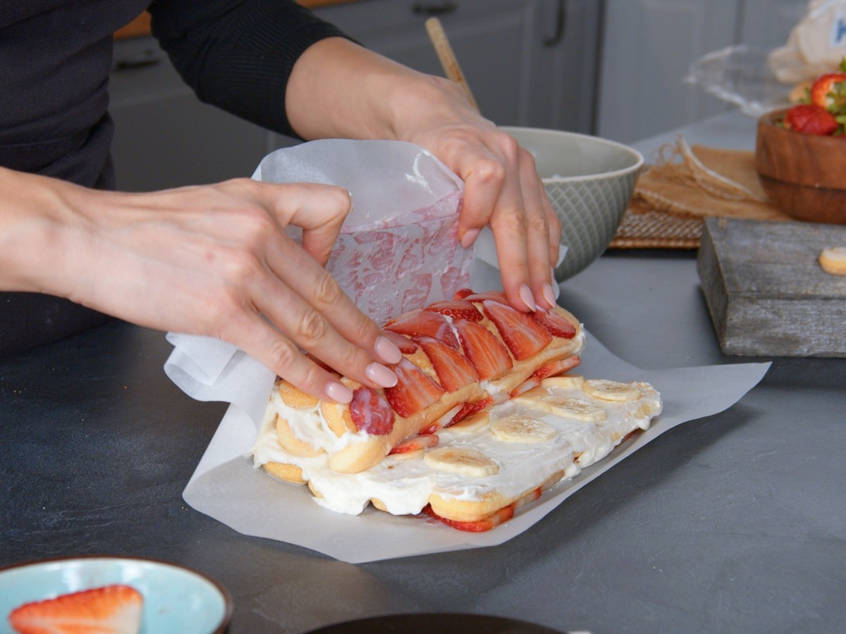 Diese einfache Erdbeer-Biskuitrolle mit Keksen gelingt auch Backanfängern