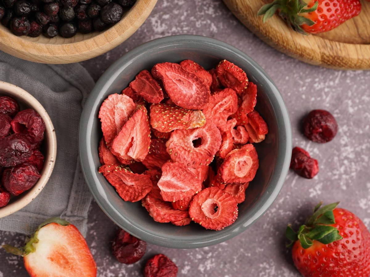 Gesunder EM-Snack: Heute knuspern wir Erdbeer-Chips!