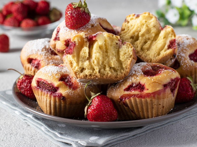 Teller mit Erdbeer-Schmand-Muffins