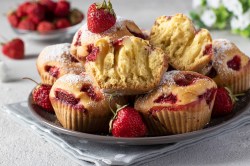 Teller mit Erdbeer-Schmand-Muffins