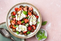 Schale mit Erdbeer-Tomaten-Salat mit Burrata