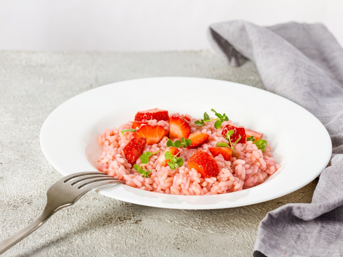 Teller mit Erdbeer-Risotto