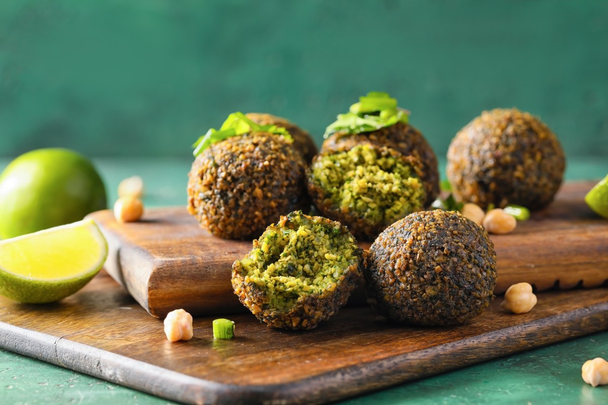 Falafel selber machen: Falafelbällchen auf einem Teller.