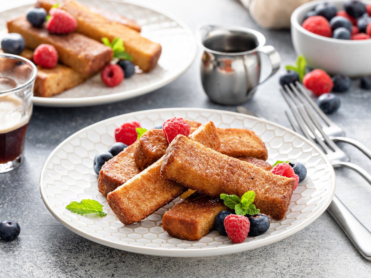 Frühstück für Genießer: French-Toast-Stangen mit Cornflakes-Panade