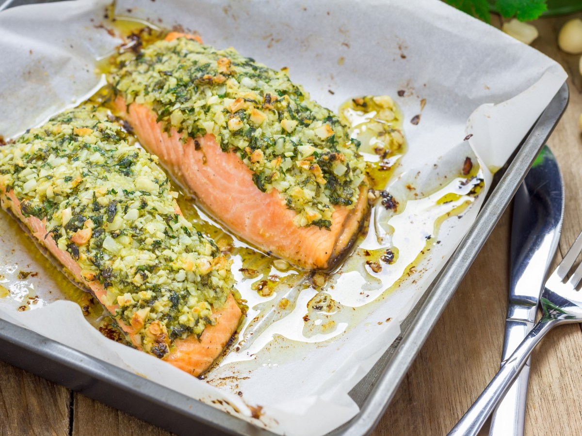 Blech mit gebackenem Lachs mit Parmesan-KrÃ¤uter-Kruste.