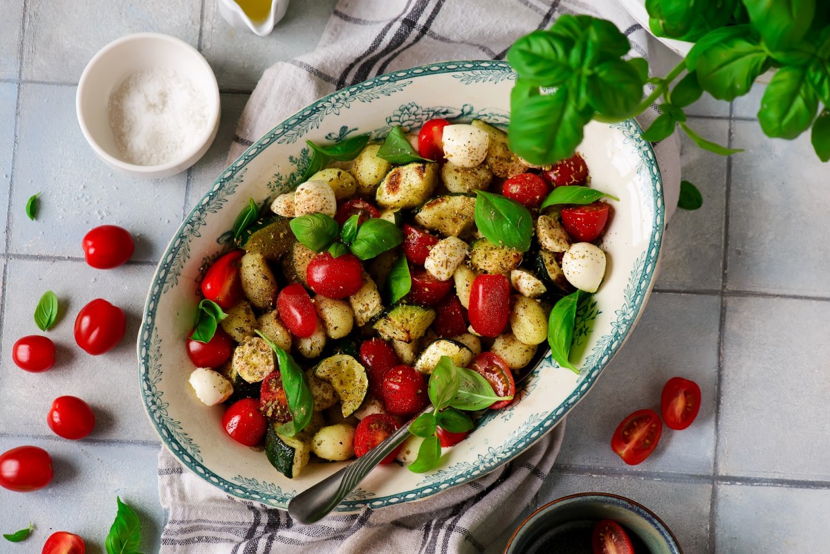 Gnocchi-Caprese-Salat in einer Schüssel