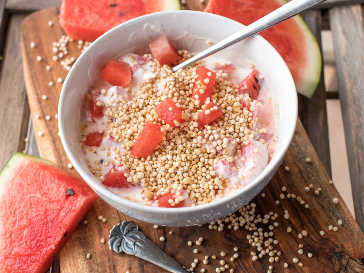 Eine Schüssel Joghurt mit Wassermelone und Quinoa.