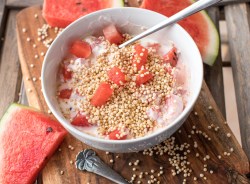 Eine Schüssel Joghurt mit Wassermelone und Quinoa.